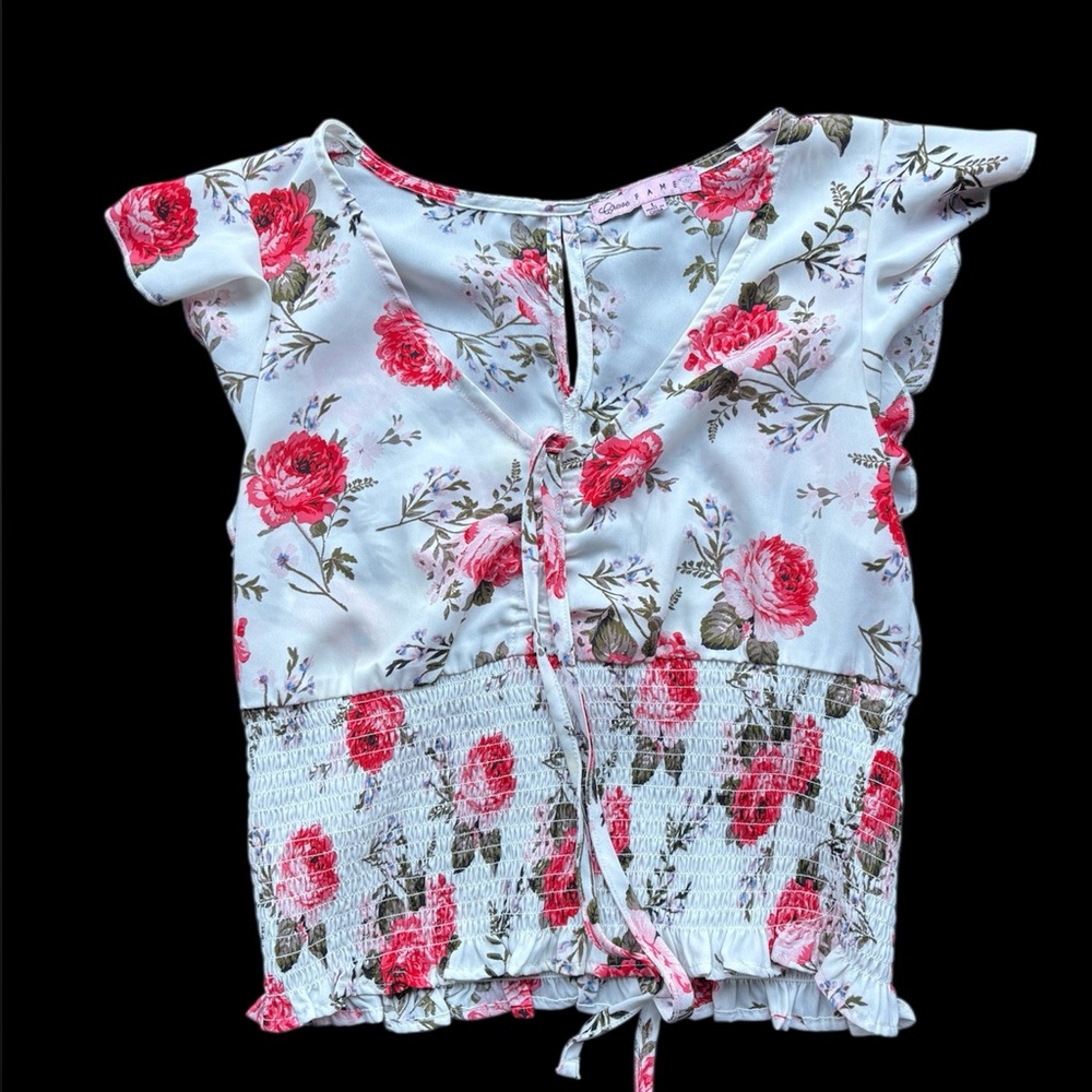 ✨ Cute pink and white Chase Fame floral crop top✨